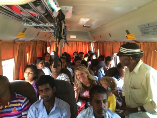 Im gut gefüllten Bus gen Kandy