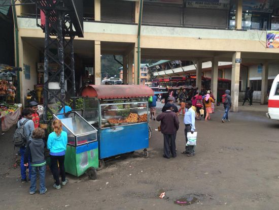 Abends am Busbahnhof in Nureliya