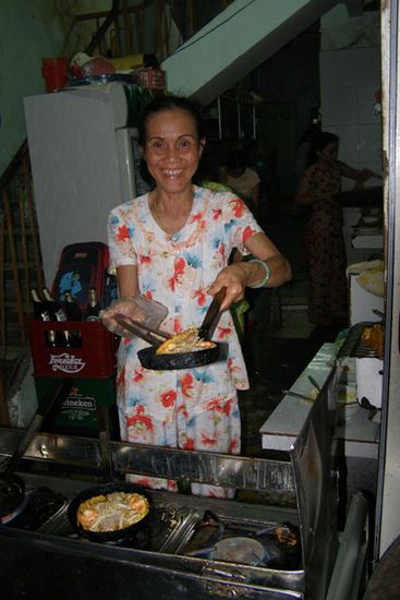 Die Chefin des Hauses bei der Banh Khoai-Zubereitung