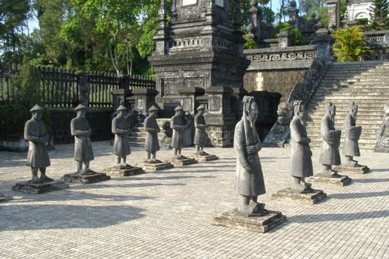 Geisterallee mit Waechterfiguren
Grabmal Khai Dinh