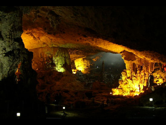 Song Sot Grotte in der Halong Bay