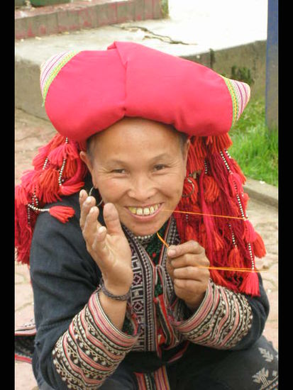 Red Dao beim Handarbeiten