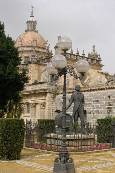 Tio Pepe-Denkmal vor (oder hinter?) der Kathedrale