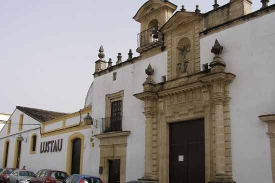 Bodega von Lustau, links mit dem Flachdach die charakteristischen Lagerhalle.