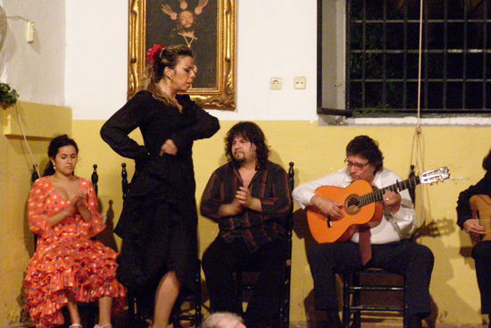 Im Hintergrund eindeutig zu erkennen: Diego Maradoña ist jetzt Flamencosänger in Jerez!