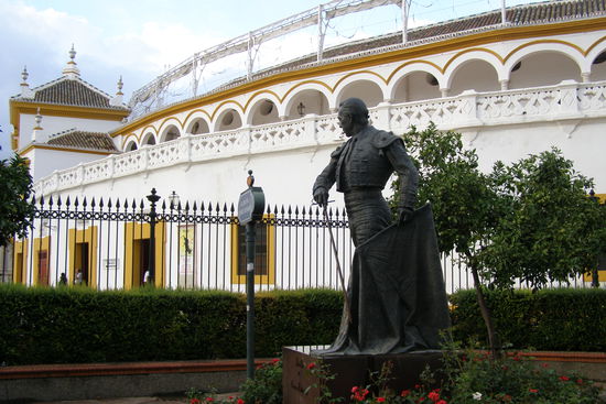 Vor der Real Maestranza