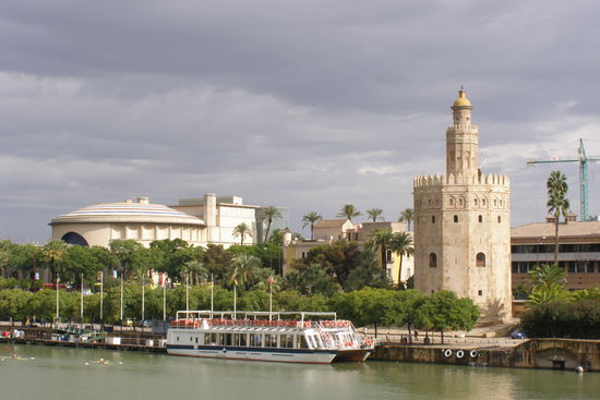 Der Torre del Oro, links das Teatro de la Maestranza