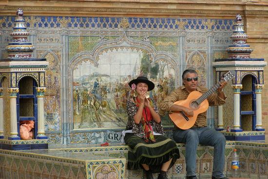 Die beiden Flamencomusiker haben vor "Granada" Platz genommen