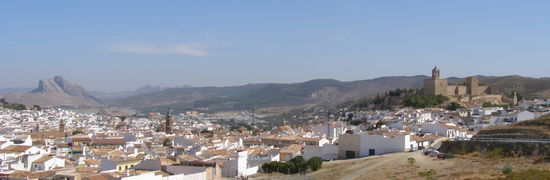 Antequera: Jede Menge Kirchen unterhalb der Burg, im Hintergrund der Peña de los Enamorados ("Felsen der Verliebten") oder auch "El Indio" - man beachte das Profil!