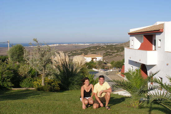 Wir beim Hotel, im Hintergrund die Costa de la Luz