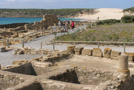 Baelo Claudio, dahinter der Strand von Bolonia und die riesige Wanderdüne.