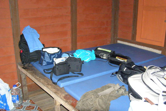 3x4m, eine Holzpritsche und 2 Matten.
Fertig ist das Chalet.