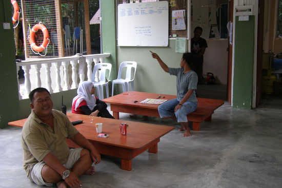 Carlos Sainz, die kleine Dschungelkoechin und die Orang Asli-Hilfskraft