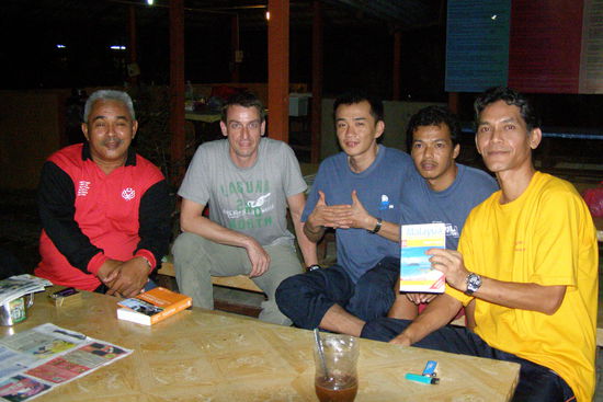 v.l.: Der Boss, Chinese
Ich, Oesterreicher
Jon, Chinese
George, Mutter Chinesin, Vater Englaender
Jim, Araber (Marokko)