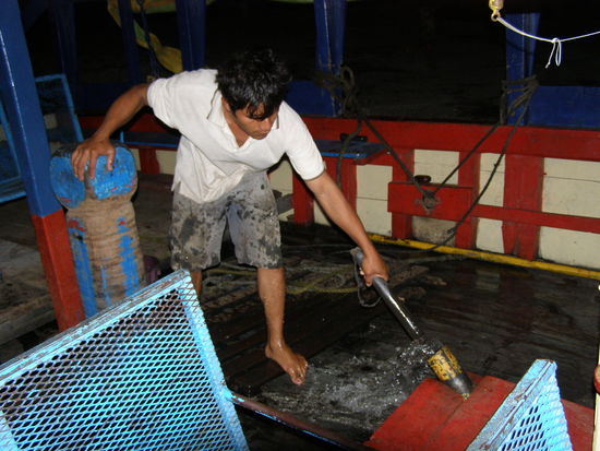 Die Lenzpumpe wird manuell bedient (und steht bei der ganzen Fahrt nicht still, was uns etwas Angst macht)