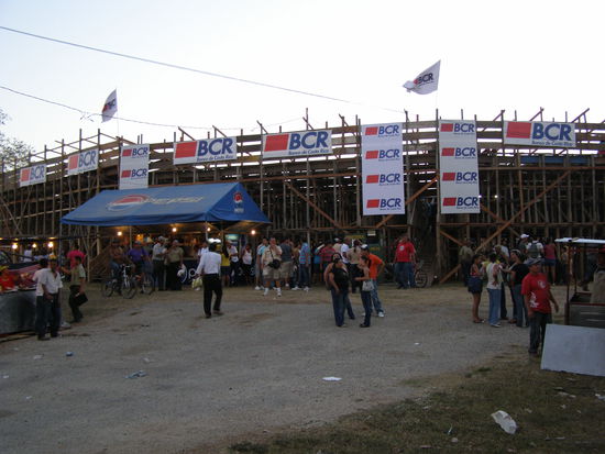 Den Mittelpunkt der Fiesta bildet aber nicht etwa ein Festzelt, nein, es ist das riesige Redondel, ein hölzerne Stierkampfarena!