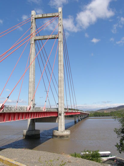 Die Brücke führt seit 2003 von der Halbinsel Nicoya aufs Festland