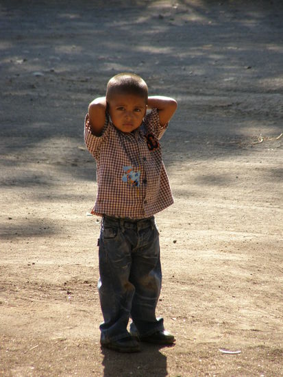 Daneben ist gerade eine heilige Messe unter freiem Himmel. Dieser Junge (genauso wie alle anderen Gläubigen) ist mehr an uns interessiert.