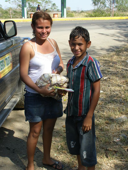 Hidalgo und Ana
Er ist 12 und hat seiner Mutter soeben beim Fischvorbereiten für den Markt geholfen.
Sie ist 14 und hat ein Baby mit 3 Monaten zu Hause.