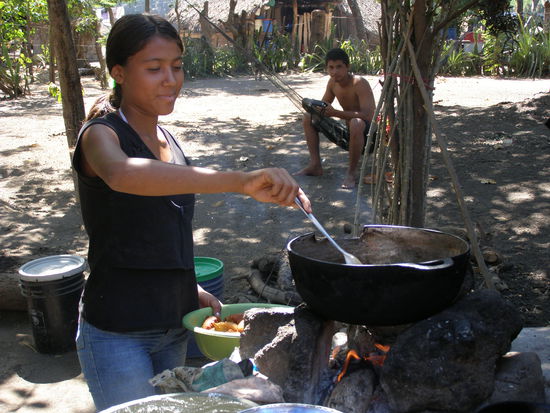 Noch eine Tochter, sie bereitet das Dessert zu.