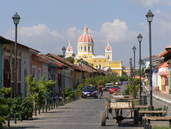 Die Cathedral de Granada, davor die Partymeile