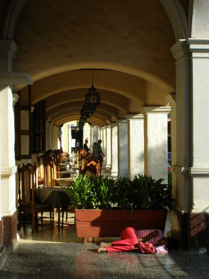 Am Parque Central. Hier lebt das Elend Tür an Tür mit dem Luxus.