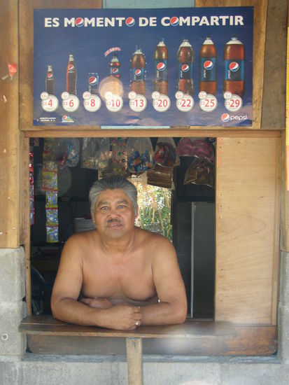 Zwischenstop an einer Pulperia. Die Auswahl an Cola ist riesig, sonst gibt es nicht viel.