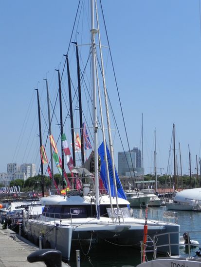 Am Port de Barcelona liegen einige Wettkampf-Segelboote weil in ein paar Tagen irgendeine Mittelmeerregatta hier Station macht.