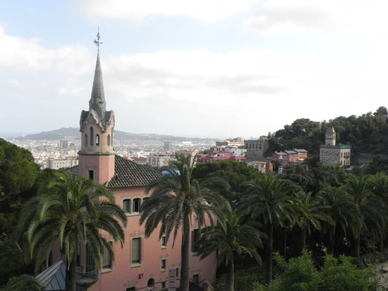 Wir spazieren durch das Gelände, setzen uns da und dort auf eine Parkbank und haben einen schönen Blick über Barcelona.