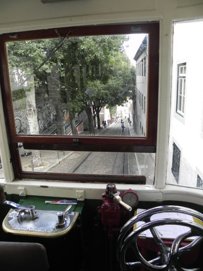Danach geht es mit der Standseilbahn Elevador da Glória wieder runter zum...
