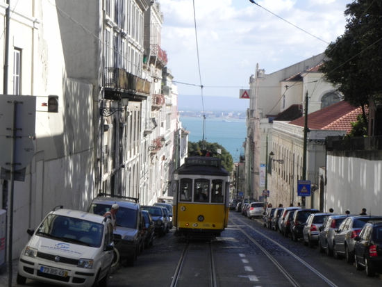Auf keinen Fall darf in Lissabon eine Fahrt mit der legendären Electrico Nr. 28 fehlen!