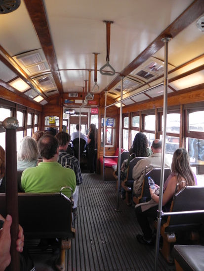 Die schönste Art Lissabon kennenzulernen ist eine Fahrt in dieser vorsintflutlichen hölzernen Bahn, die auf ihrer Strecke die wichtigsten Sehenswürdigkeiten der Stadt passiert.