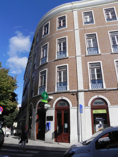 Zu einem Miradour wollen wir noch, es ist ein Stück zu Fuß. Wir passieren dabei eines von vielen Häusern, deren Fassade aus unzähligen Azulejos besteht.