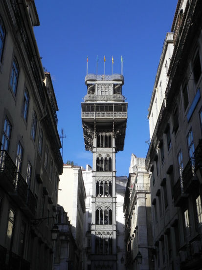 Blauer Himmel begleitet unseren Start in den 2.Tag. Heute sollte es doch möglich sein den Elevador Santa Justa von der Baixa rauf zum Stadtteil Chiado zu benutzen!
Am Morgen jedenfalls noch nicht...