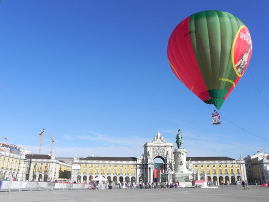 Am Praça do Comércio kann man sogar einen Kurztrip mit dem Heißluftballon machen.
Wobei unsere erste Grundregel - nämlich dass es gratis sein muss - erfüllt wird.