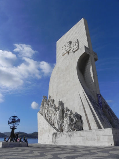 Hier streben die Helden der grossen portugiesischen Seefahrerepoche auf einer symbolischen Karavelle gen Tejo, ihren Entdeckungen entgegen.