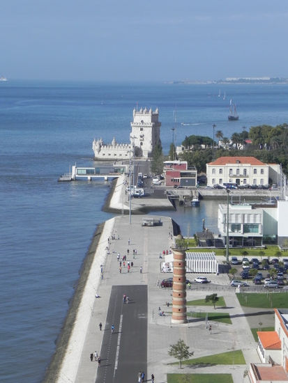 Oben auf der Aussichtsplattform kann man einen Blick auf zwei andere "Lissabon Top-Picks" werfen: Den Torre de Bélem und ...