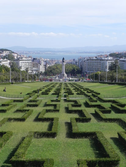 Deshalb wurde eben noch der größte innerstädtische Park von Lissabon, der Parque Eduardo VII mit seinem schönen Ausblick über die Innenstadt mit Rossio und Baixa besucht.