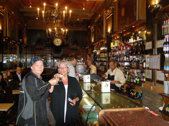 Ausklingen lassen wir den Abend mit einem Gläschen Portwein im berühmten A Brasileira do Chiado, genauso wie es vor 100 Jahren schon der Dichter Fernando Pessoa gemacht hat.