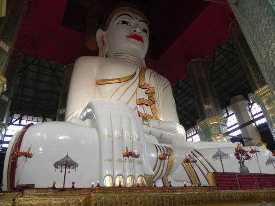Ein Riesentrumm von einem Marmorbuddha