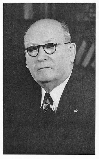 D.F. Malan, der erste Premier des Apartheidregimes. Unter anderem hat er Theologie studiert und war Pfarrer.
Ein Mann des Glaubens - Oh Wunder, wer hätte das gedacht!