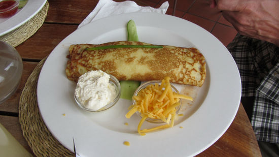 Chili con Carne-Pancake mit Sourcream und Cheddarkäse