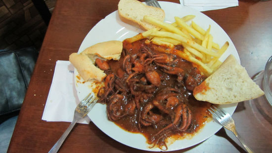 Zarte Pulpos in einer Sauce zum Niederknien, dazu noch Pommes und Brot!