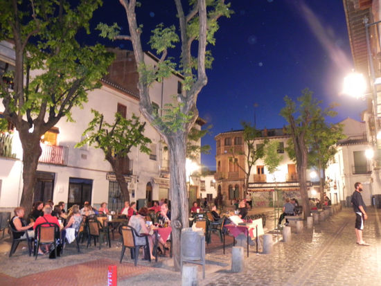 Im Gegensatz zum relativen Rummel rund um die Calle Elvira ist die Abendstimmung im Albaicín sehr relaxt.