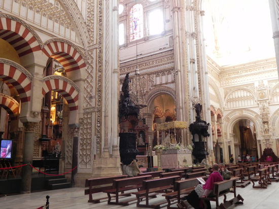 Links Moschee, rechts Kirche.