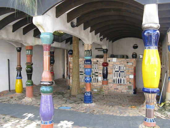 Hundertwasser-Klo in "Kawakawa"