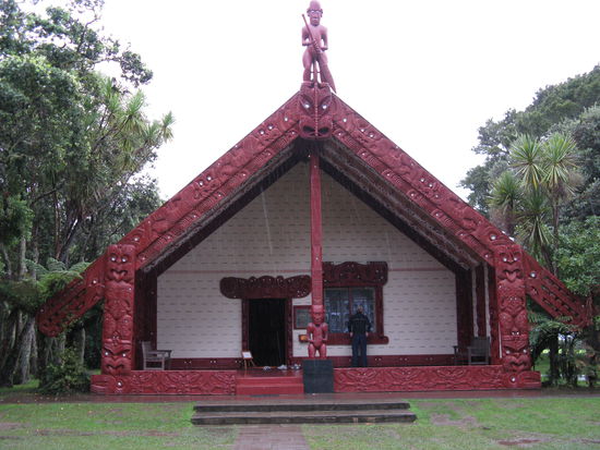 Das Versammlungshaus der Maori in "Waitangi"