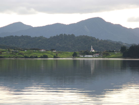 Blick von der Faehre auf "Rawene". Sieht fast so aus wie in Bayern!