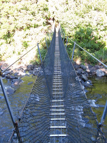 Eine von mehreren kleinen Haengebruecken ueber einen Fluss