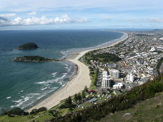 Blick vom "Mt. Maunganui" auf die gleichnamige Stadt.